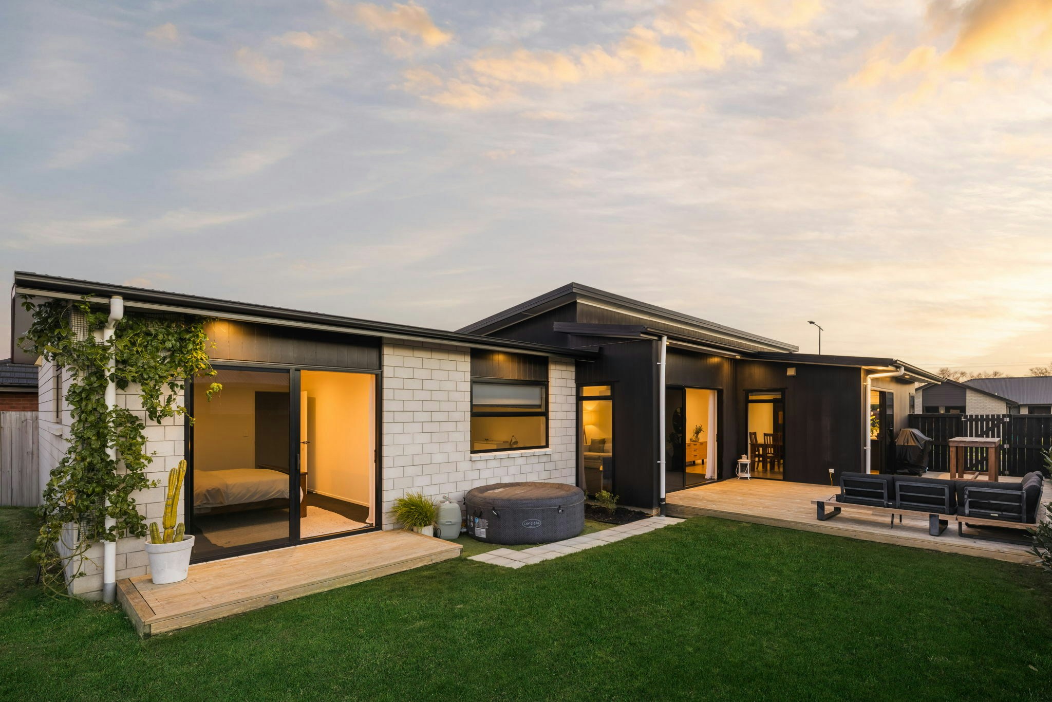 1 web or mls in House AR5 0308