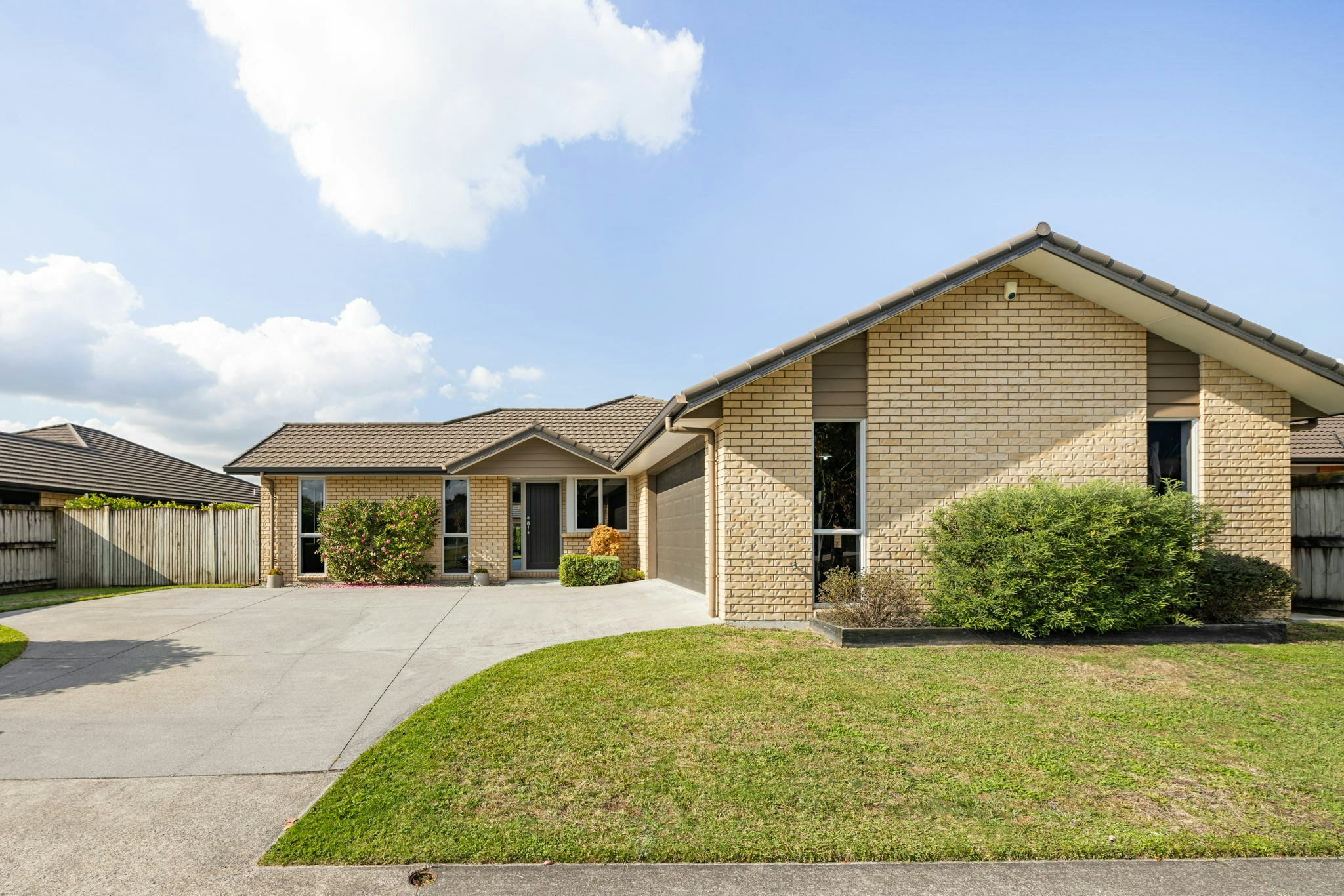 1 web or mls in House AR5 9394