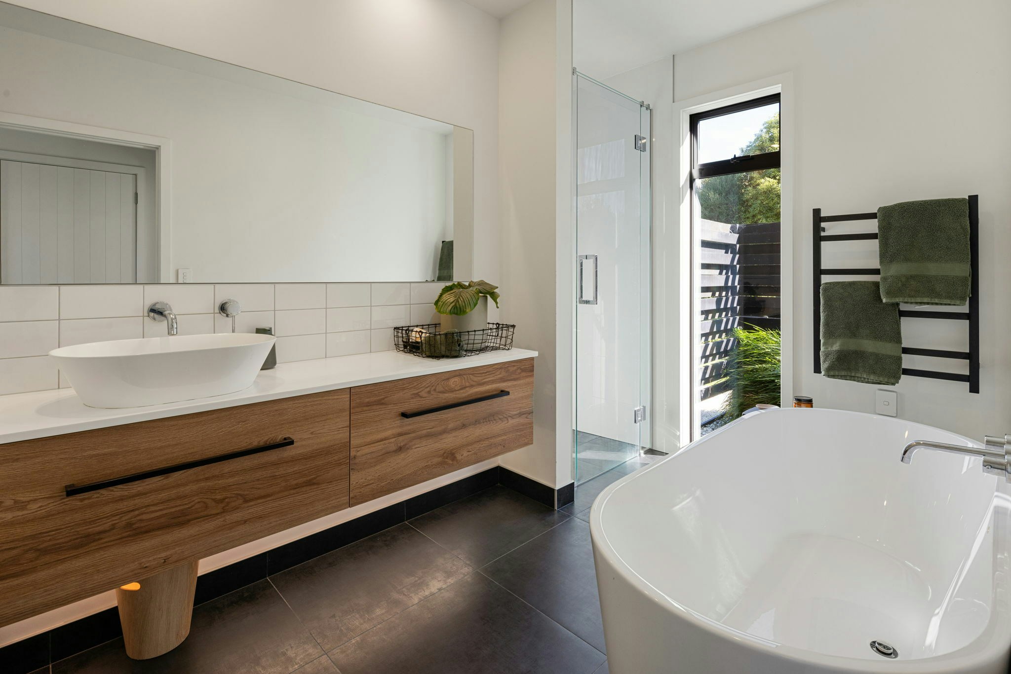 102 web or mls in House AR5 1560