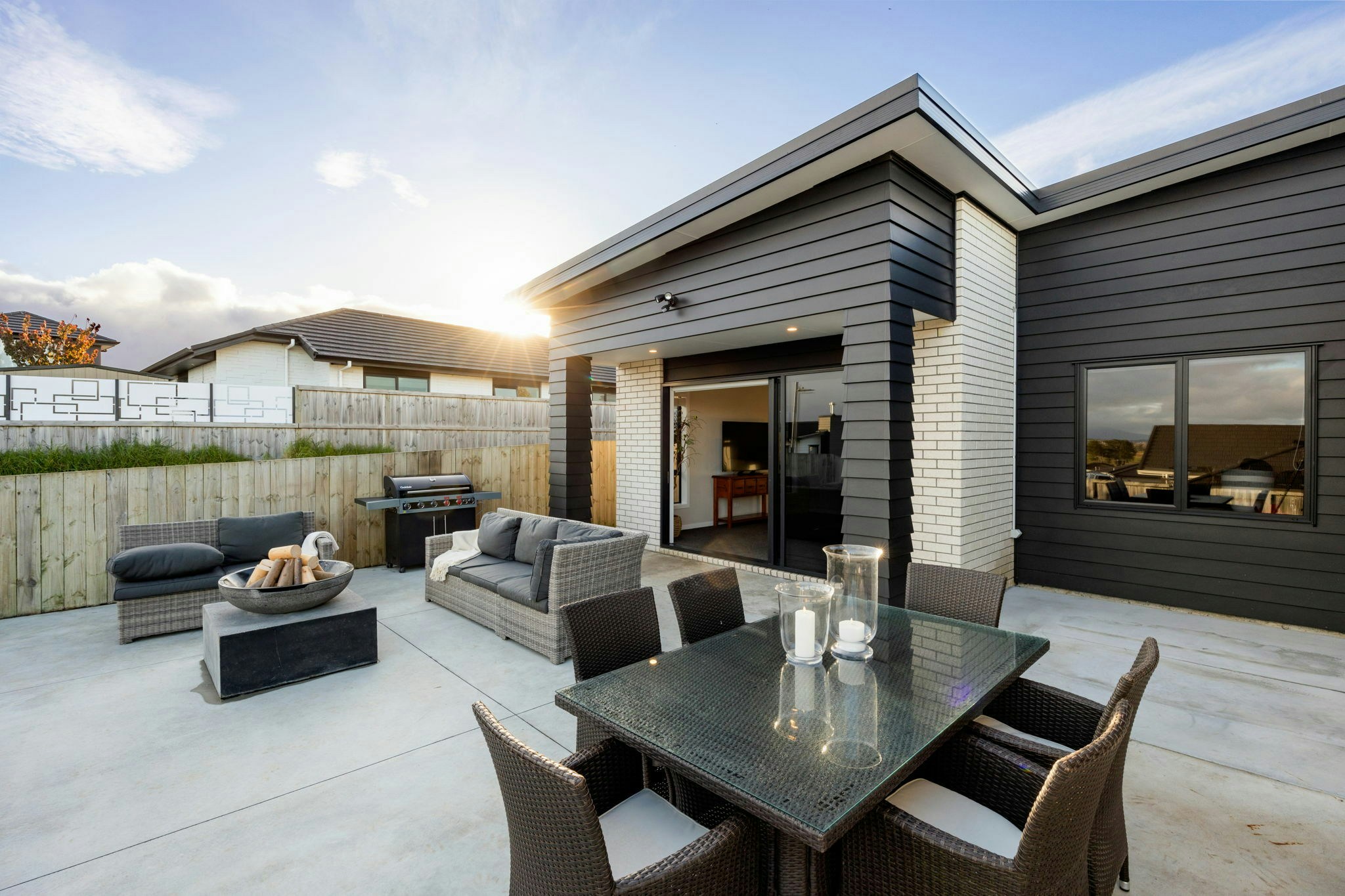 15 web or mls in House AR0 2536