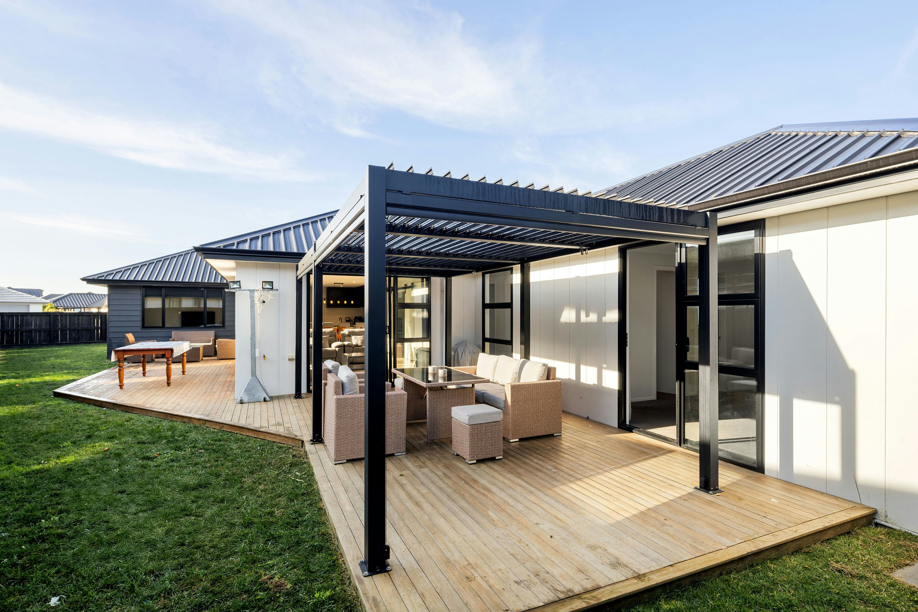 16 EDIT web or mls in House AR5 9889