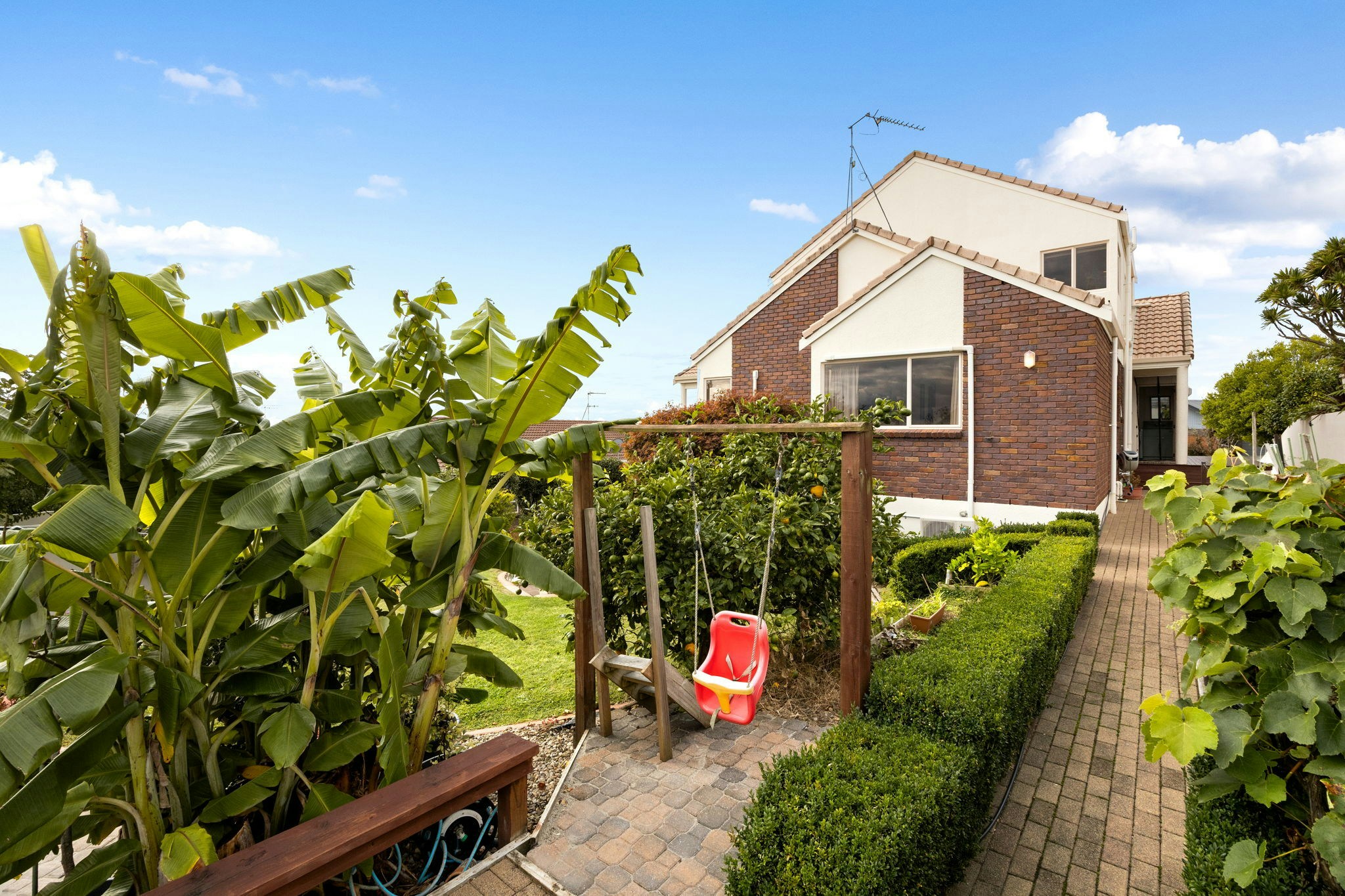 16 web or mls in House AR0 7352