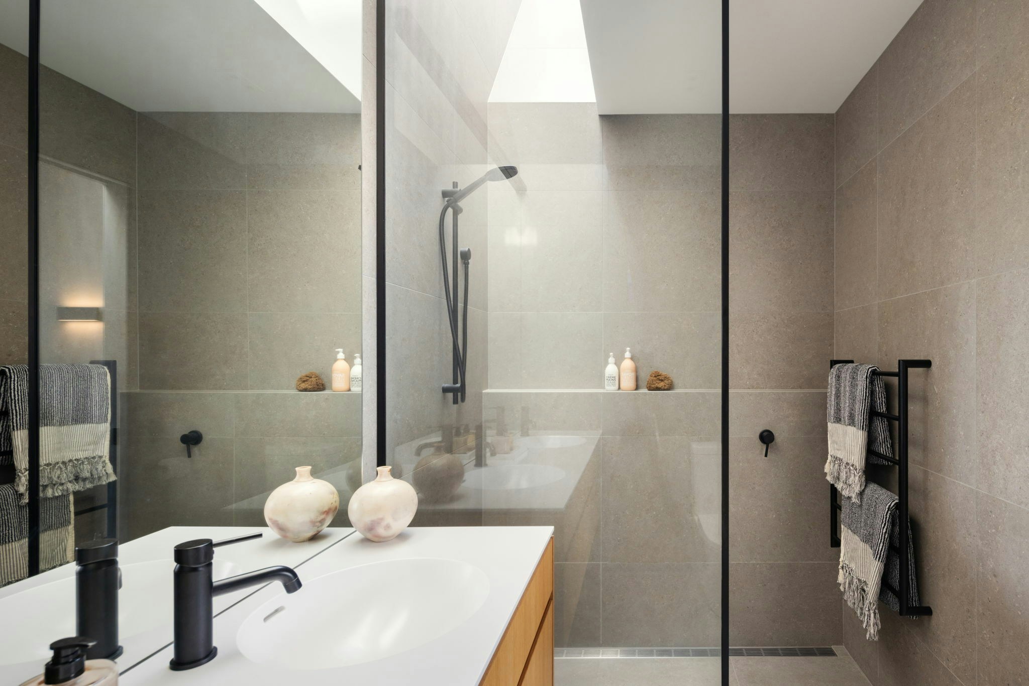 18 web or mls in House Aaron Radford 6256