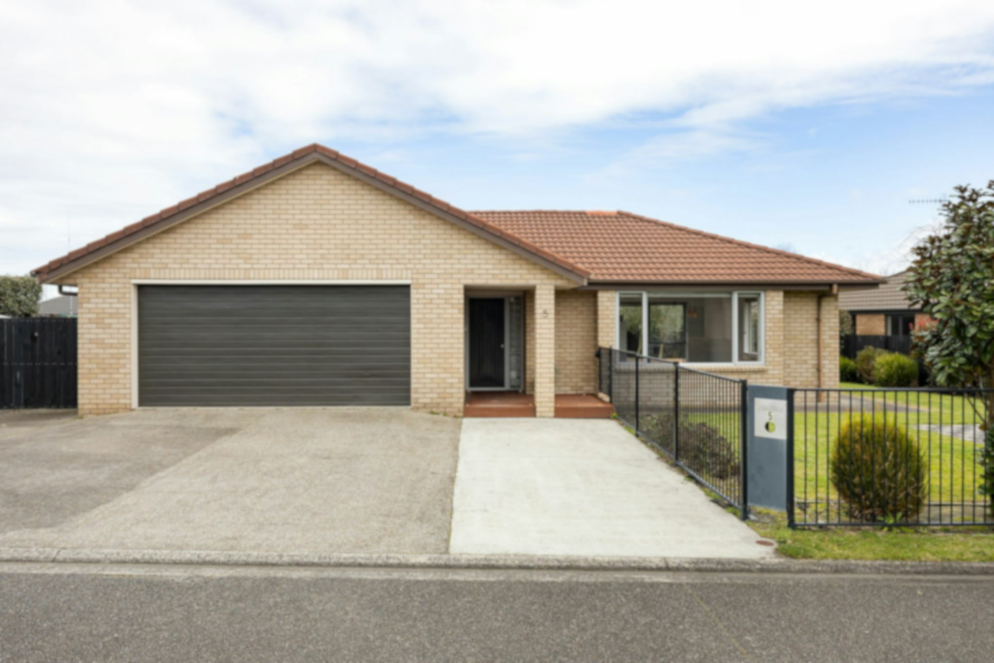 2 web or mls in House AR0 9121
