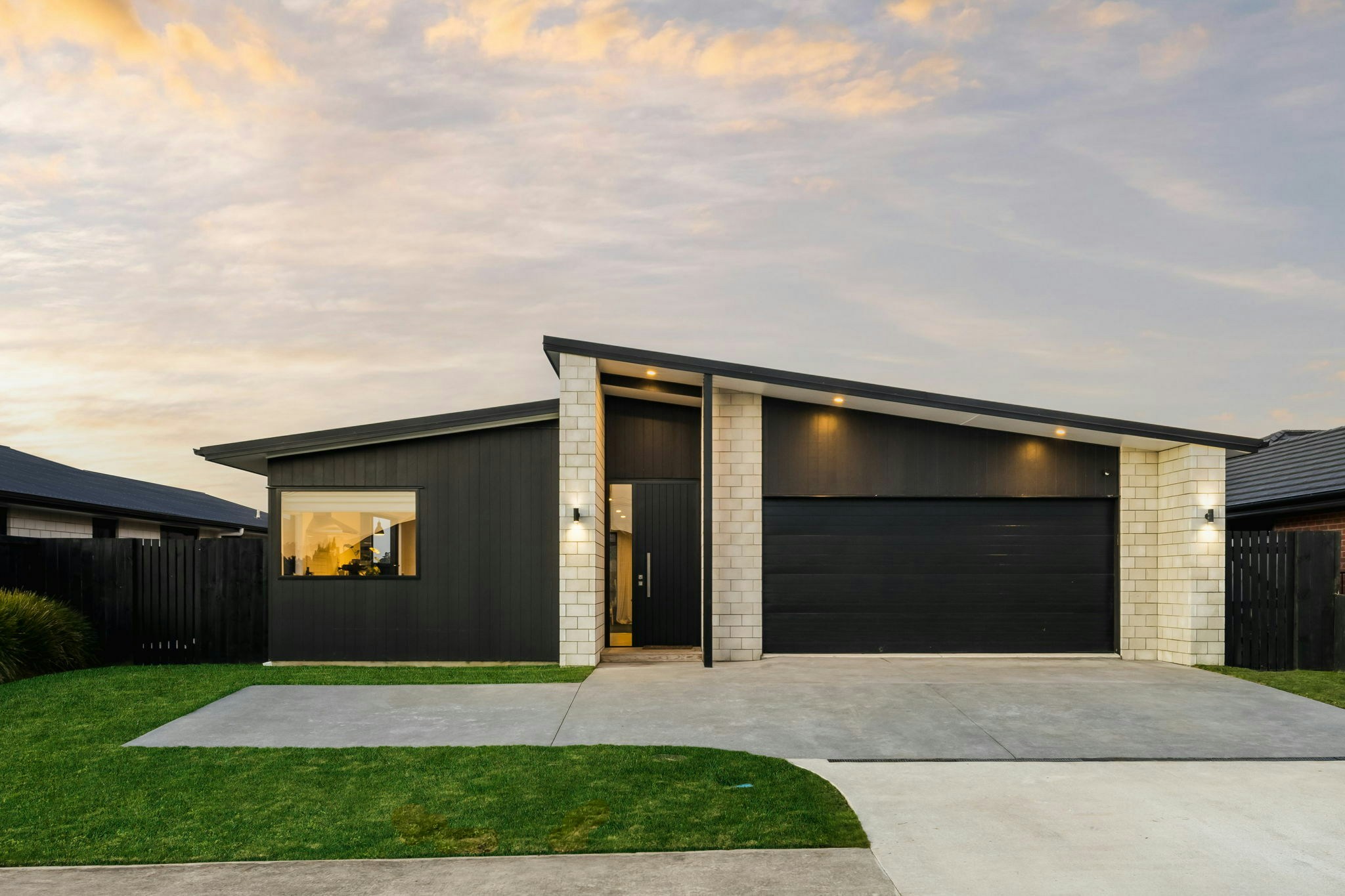 2 web or mls in House AR5 0298