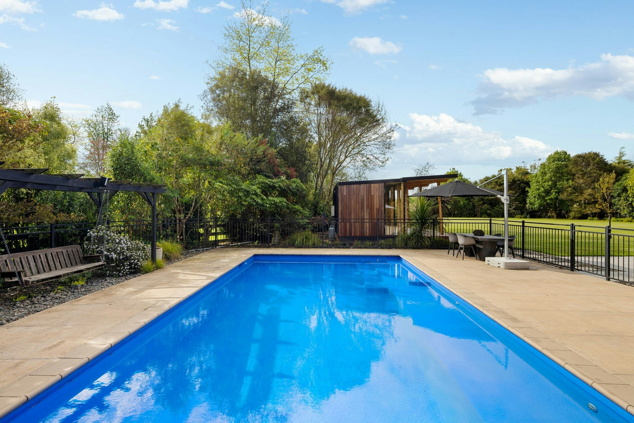 21 web or mls in House AR5 7548