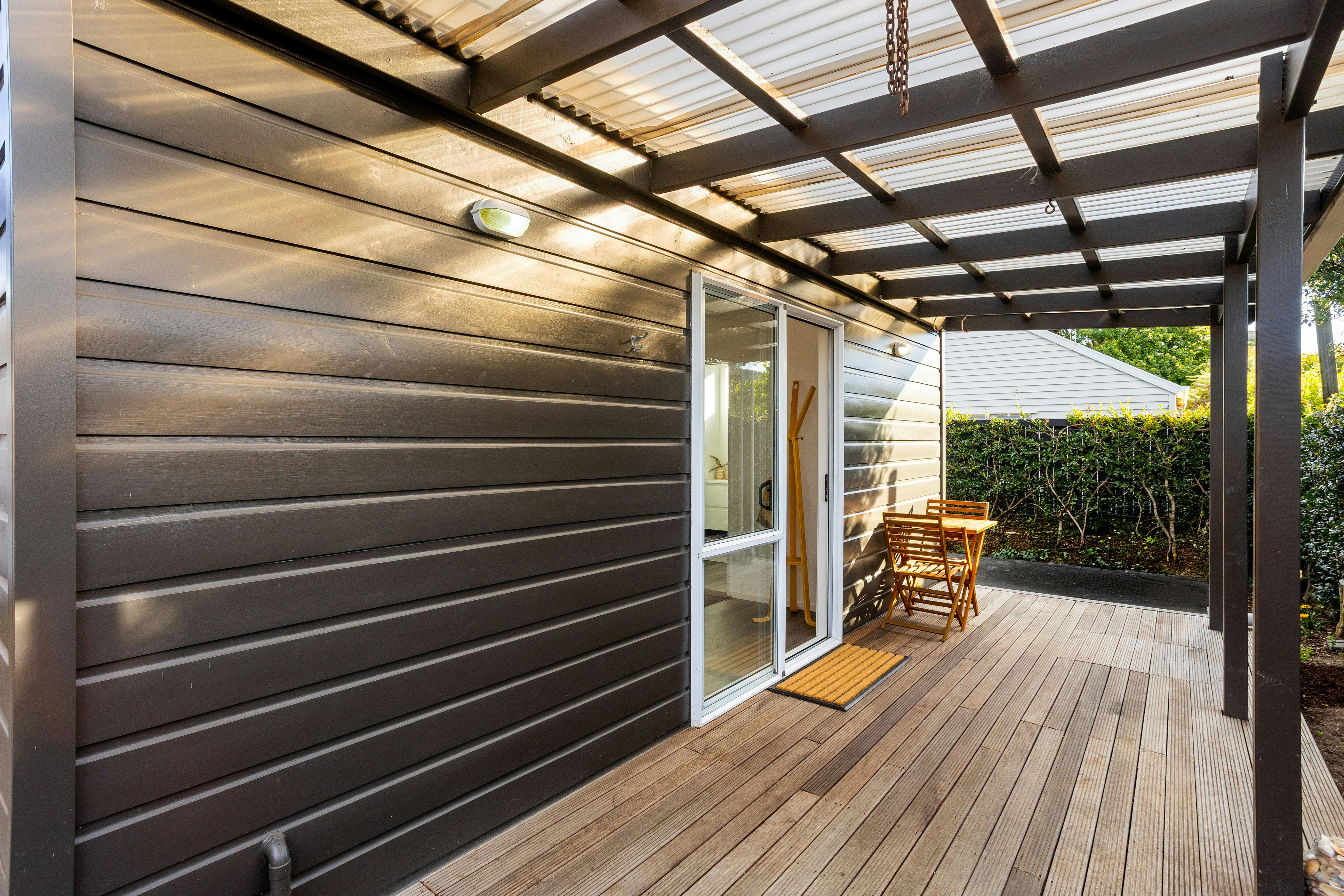 28 EDIT web or mls in House SR6 2204