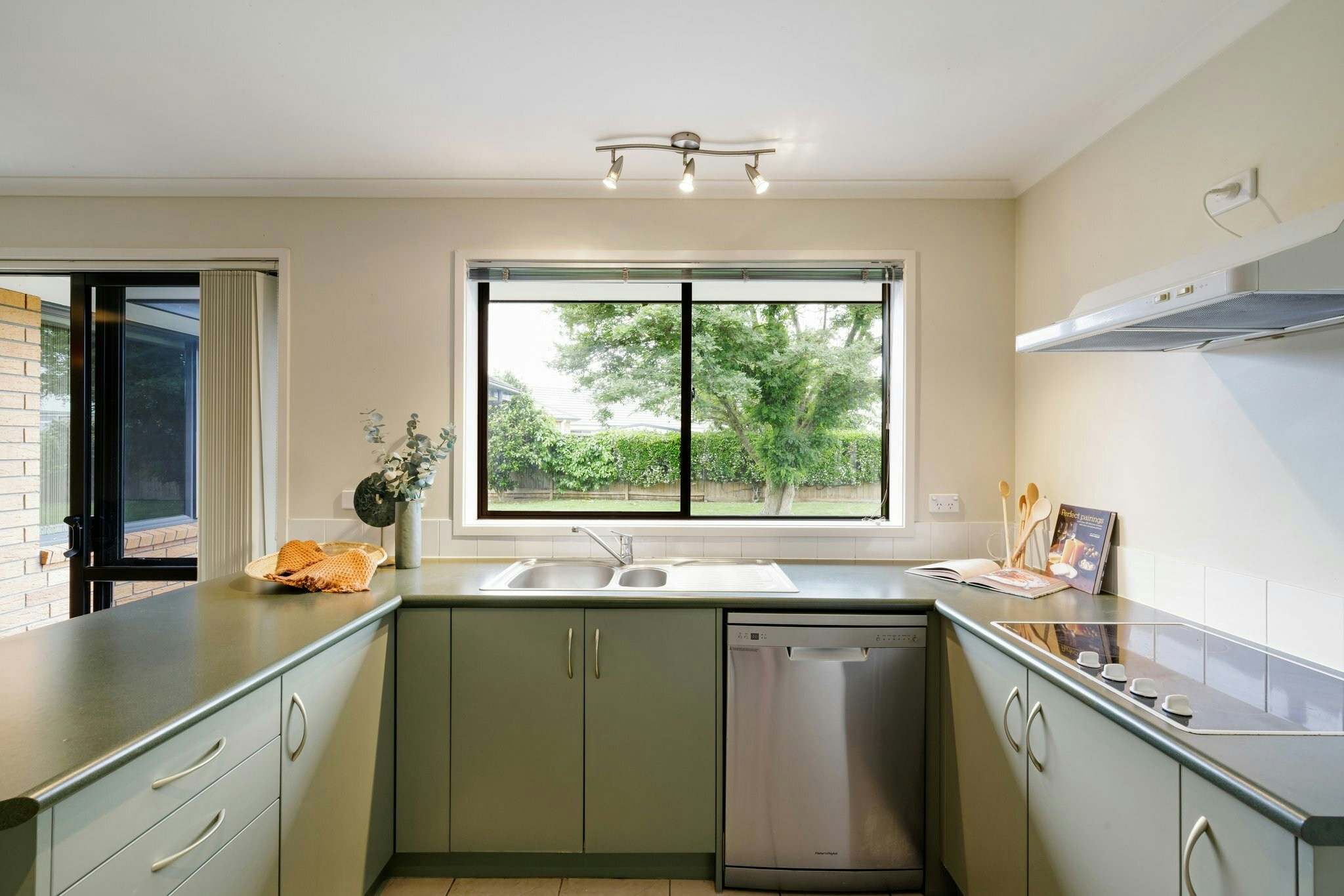 28 web or mls in House SR5 7865