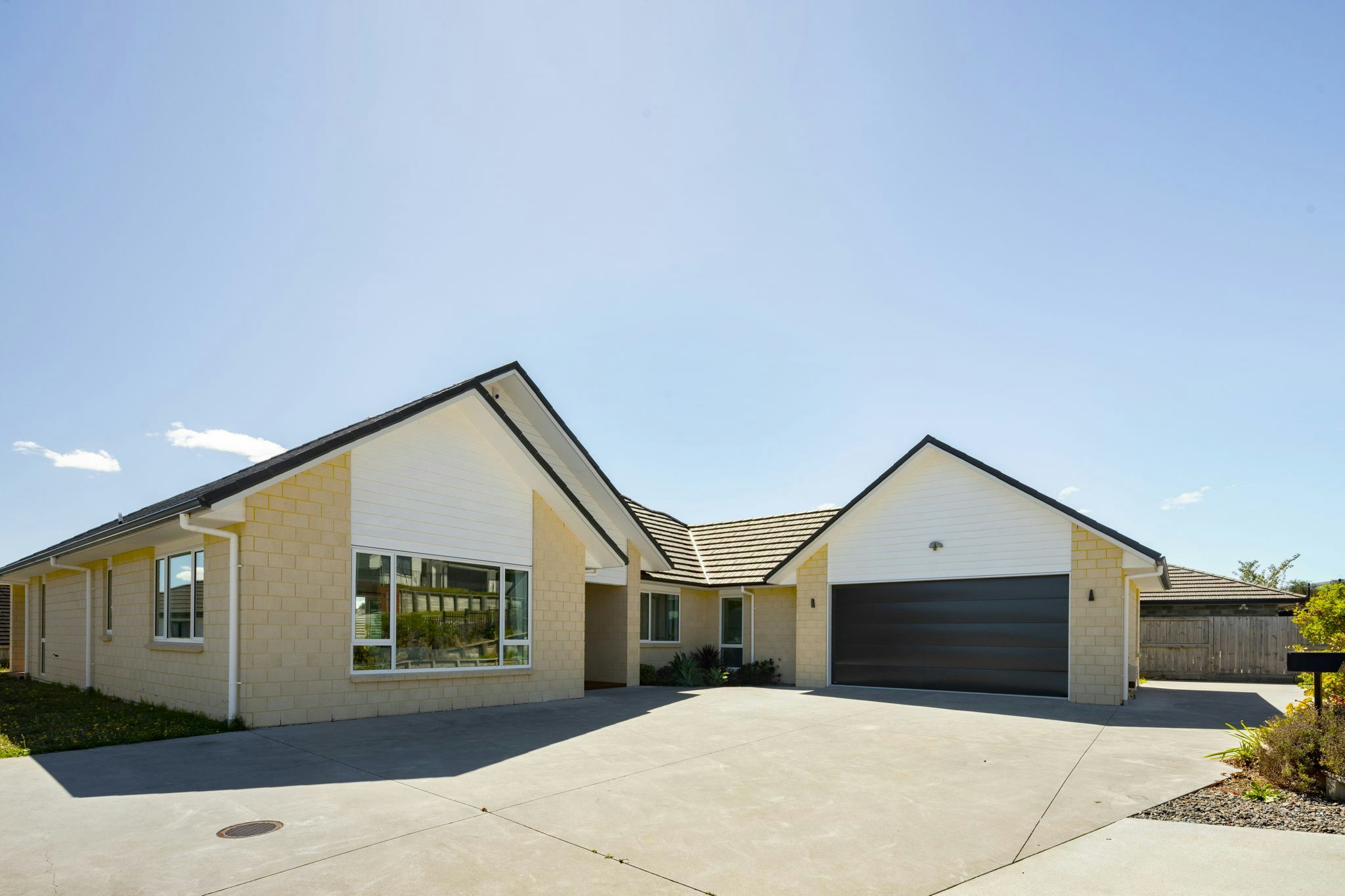 4 web or mls in House AR5 9916