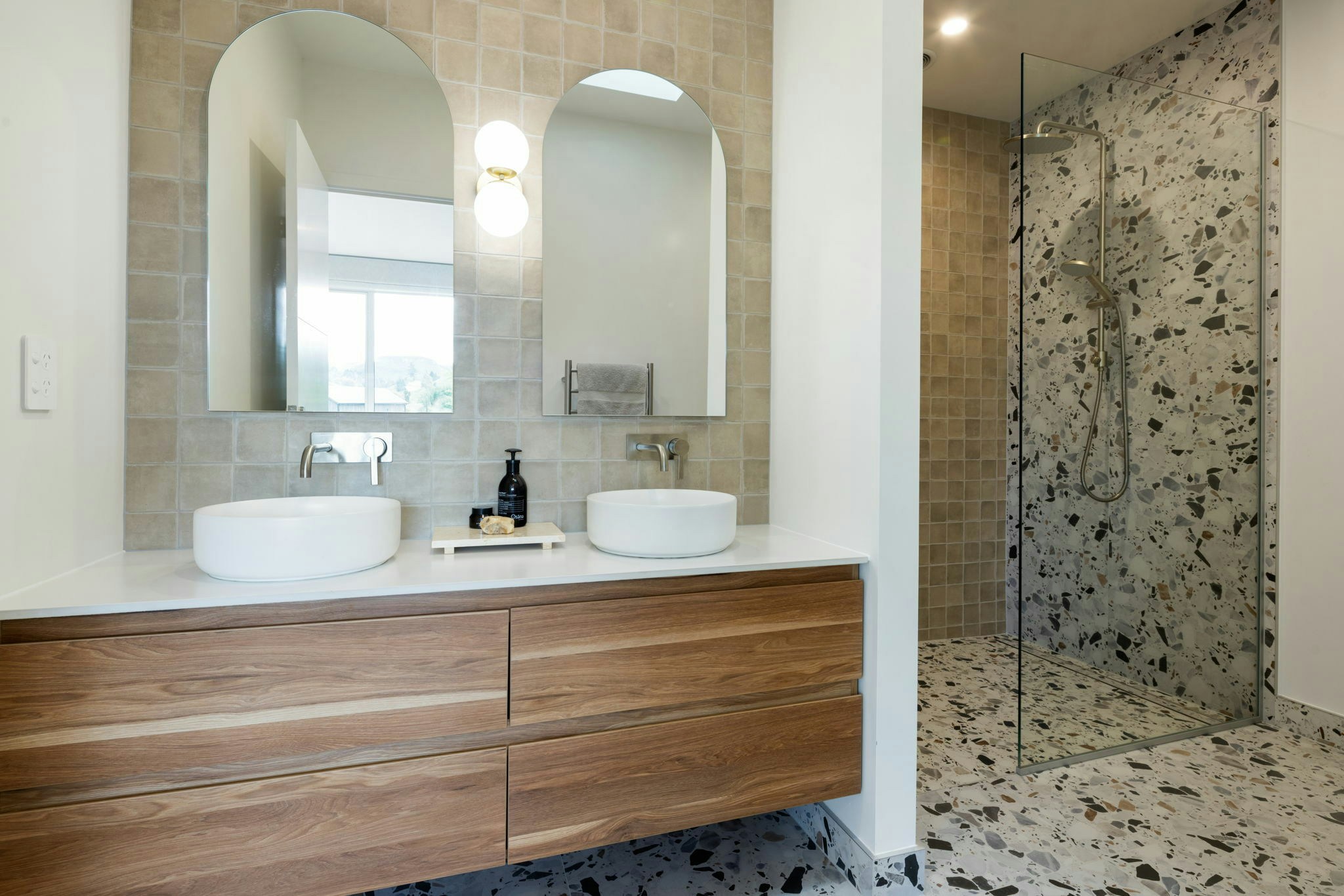 48 web or mls in House AR5 9907