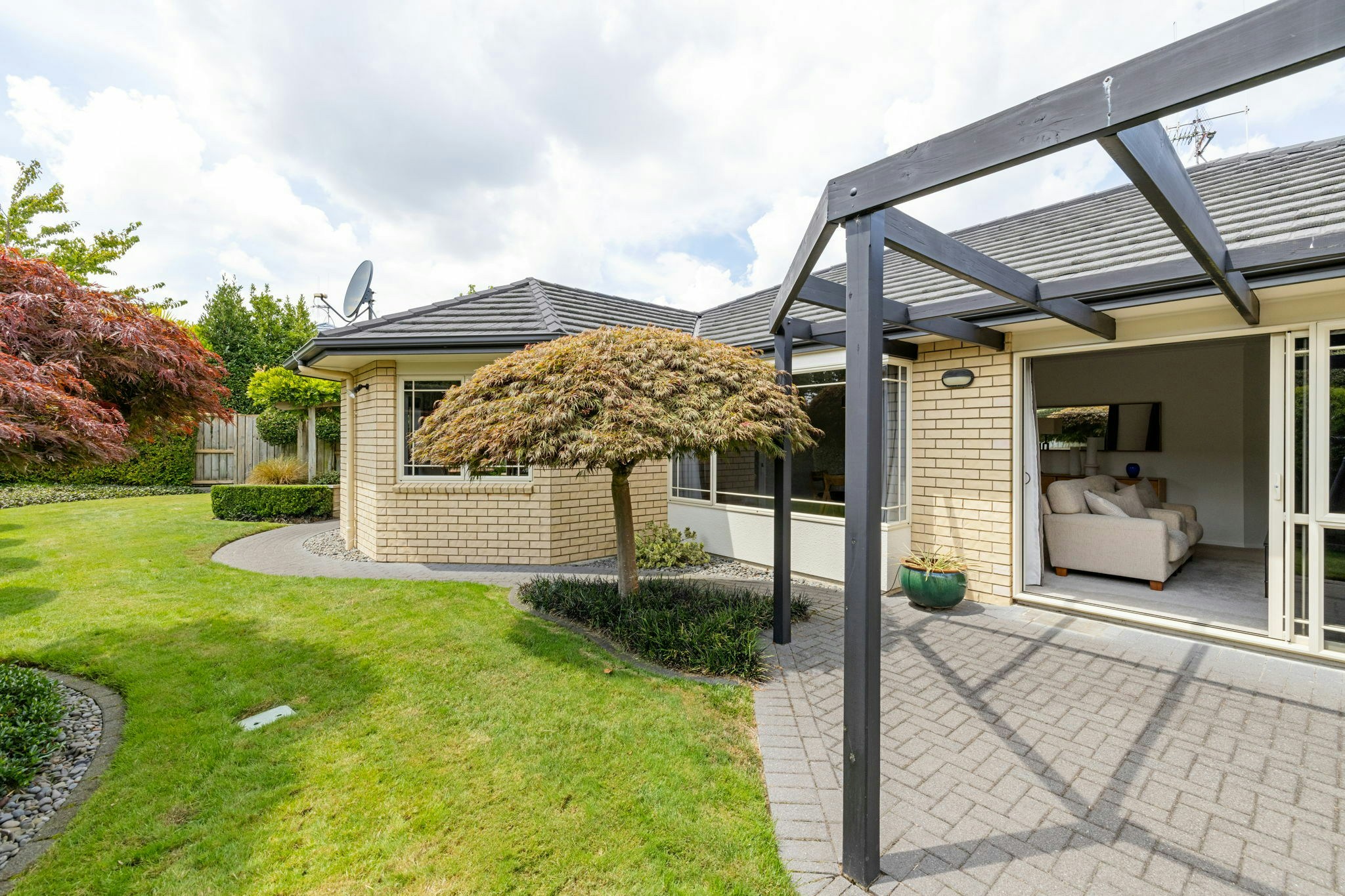 7 web or mls in House SR5 6406