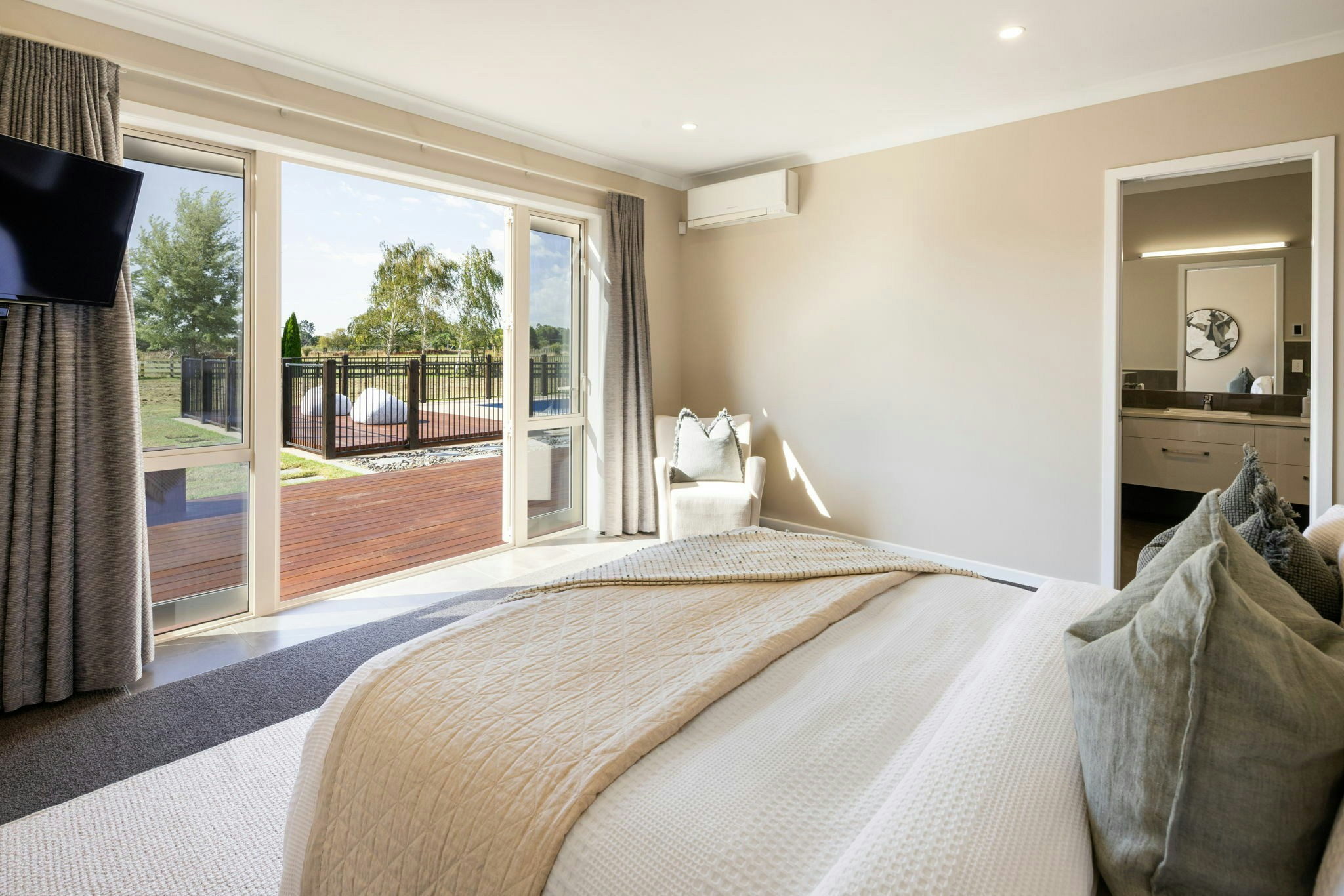 77 web or mls in House AR5 5913