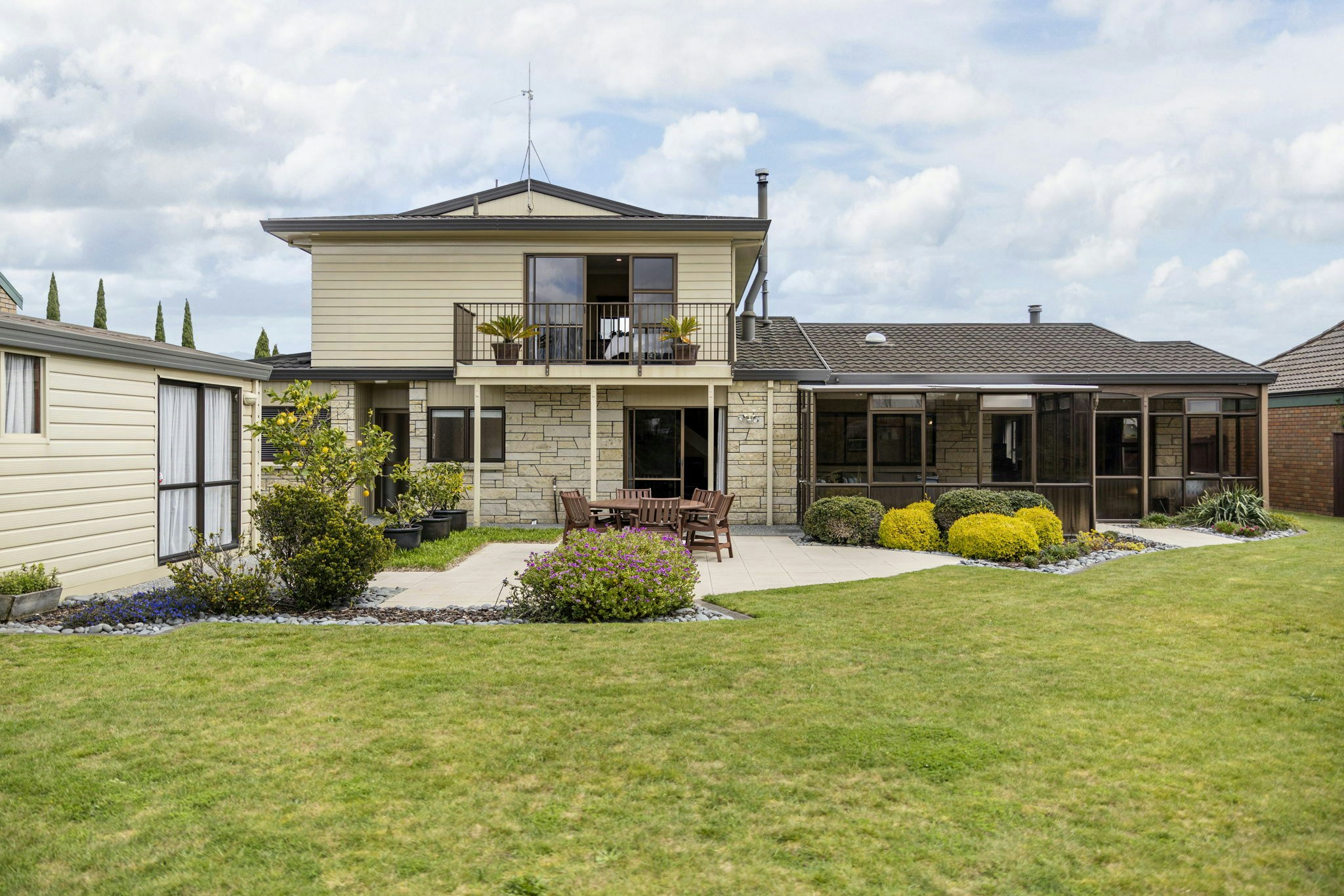 81 web or mls in House SR6 9916